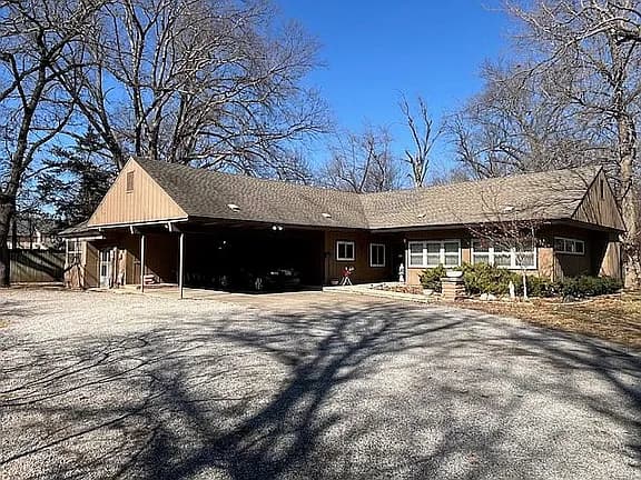724 Monument Rd — exterior photo