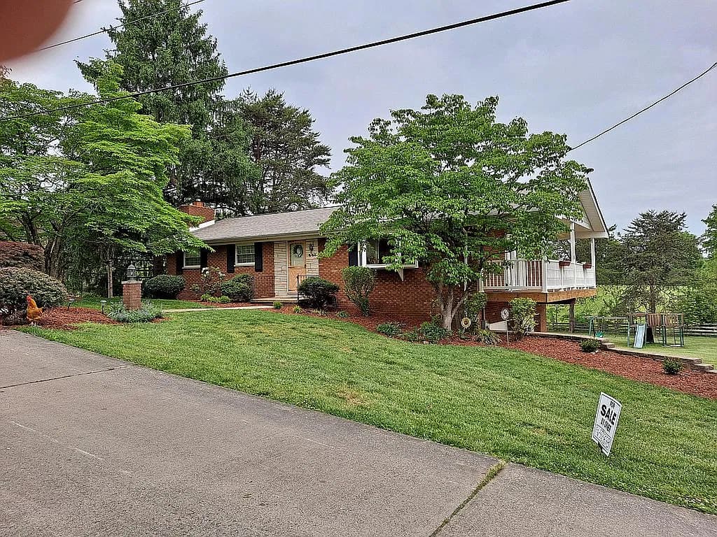 220 Pinewood Dr — exterior photo