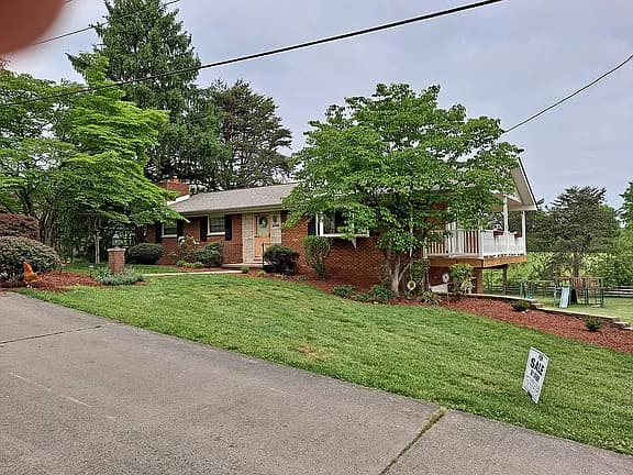220 Pinewood Dr — exterior photo