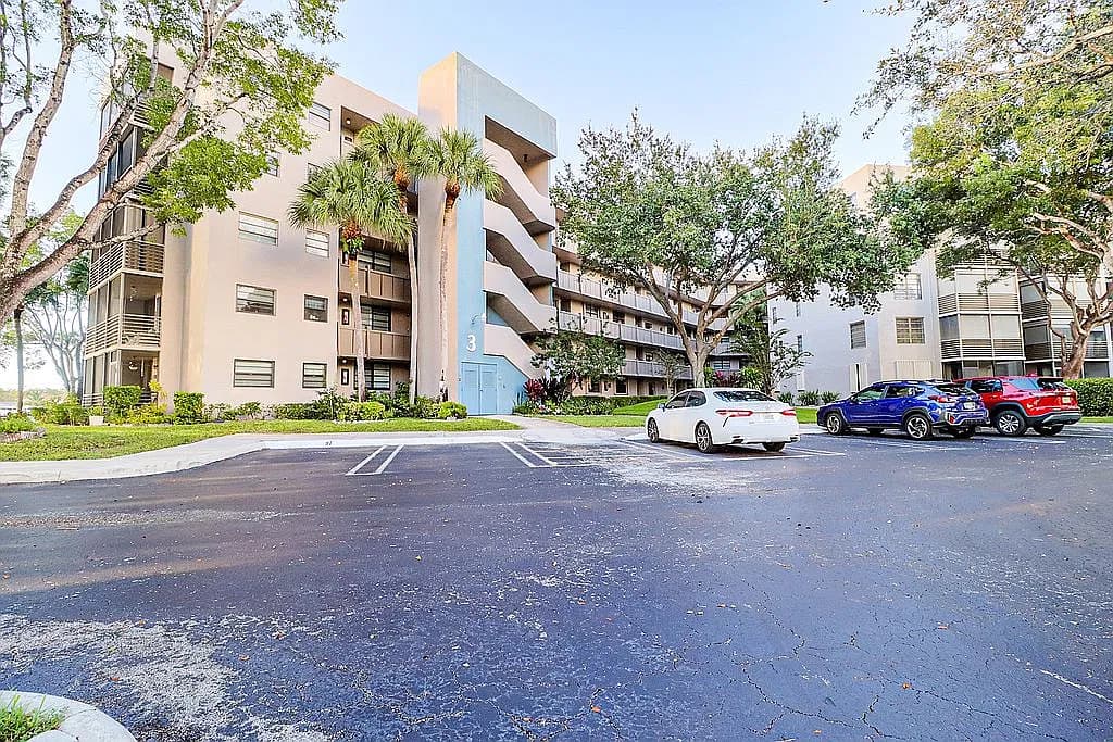 1100 Colony Point Cir APT 415 — exterior photo
