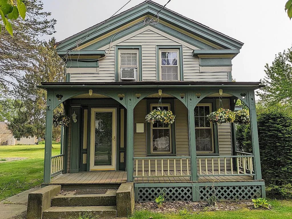 53 Jamestown St — exterior photo