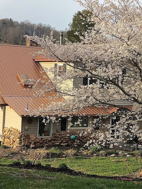 512 Arrowhead Rd — exterior photo