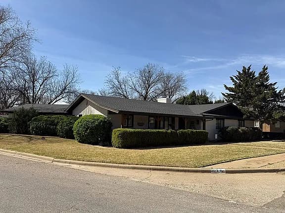 802 W 6th St — exterior photo