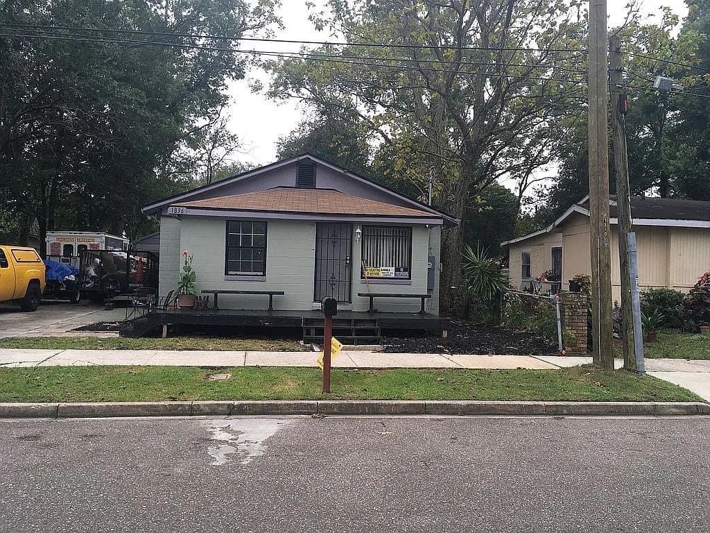 1836 W 20th St — exterior photo