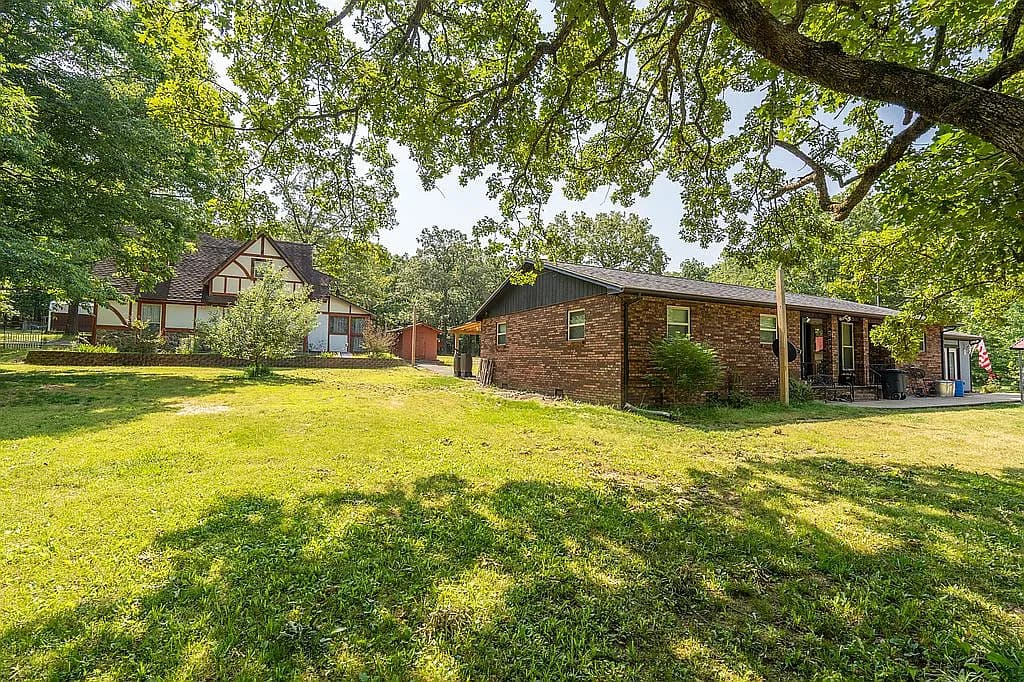 2426 County Road 462 — exterior photo