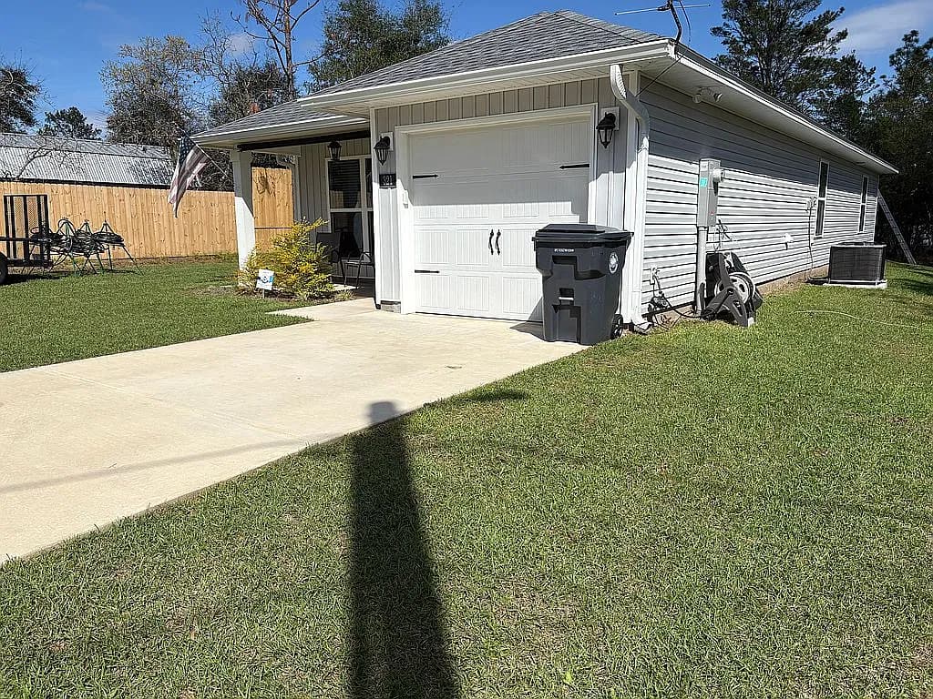 321 E Iris Ln — exterior photo