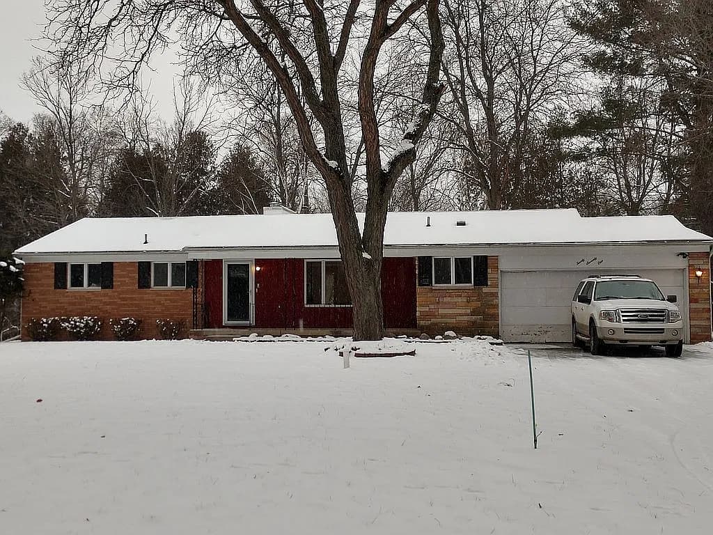 2071 E Ludington Dr — exterior photo