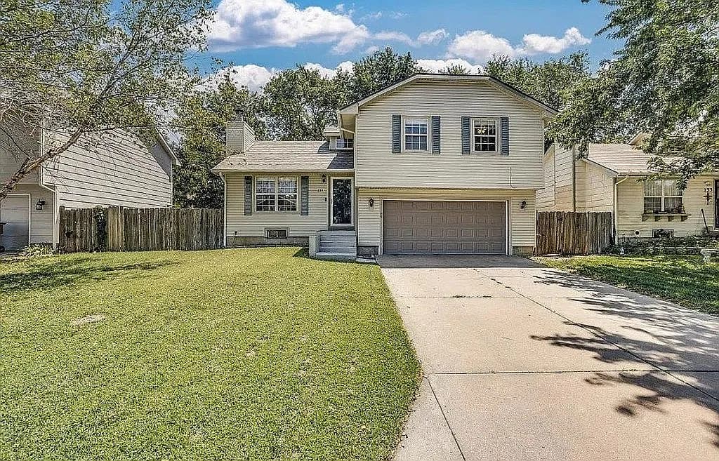 229 W Village Lake Dr — exterior photo