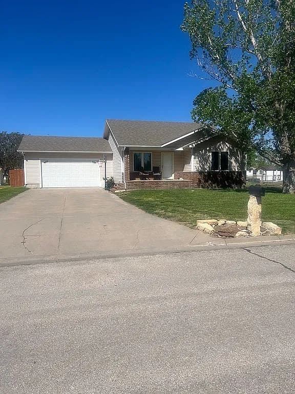 305 Sophy St — exterior photo