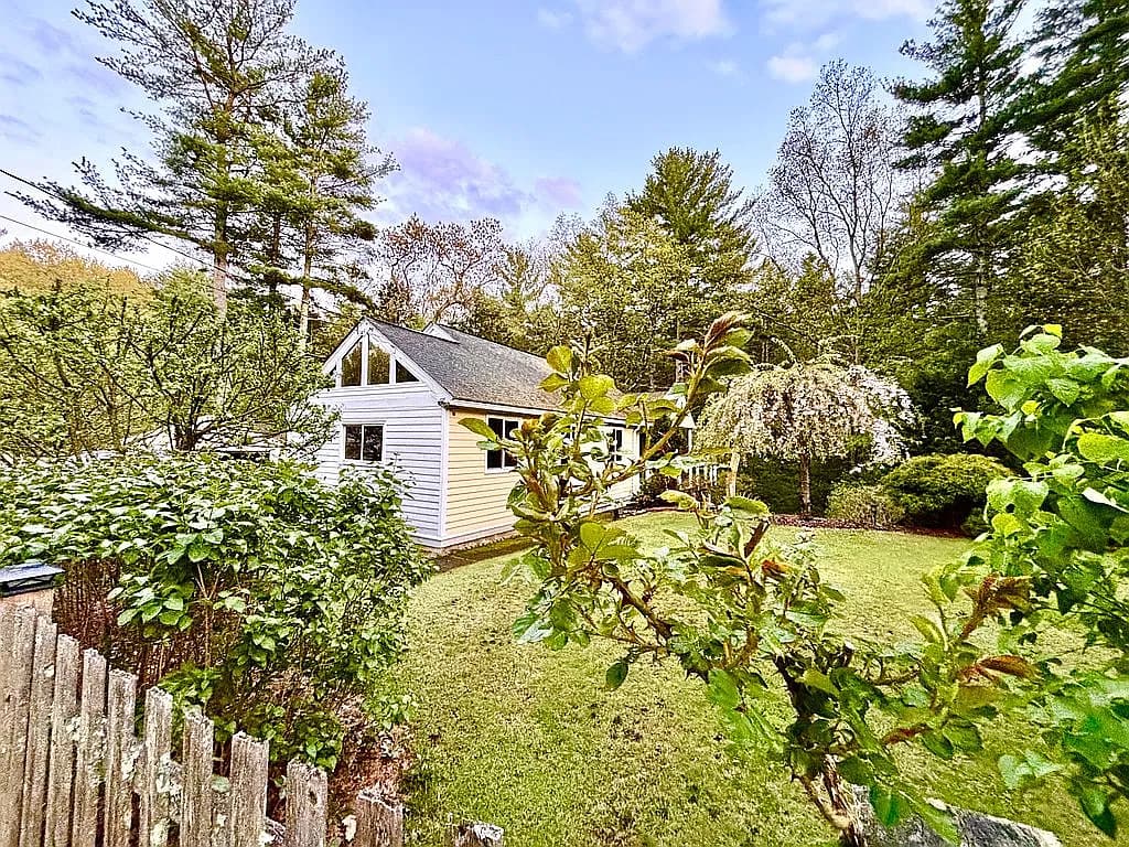 64 Lakeside Dr — exterior photo