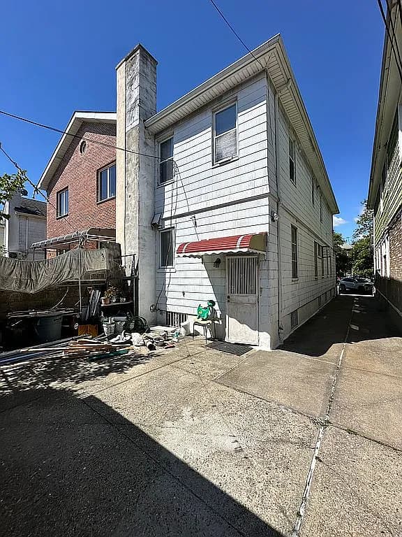 1627 W 7th St — exterior photo