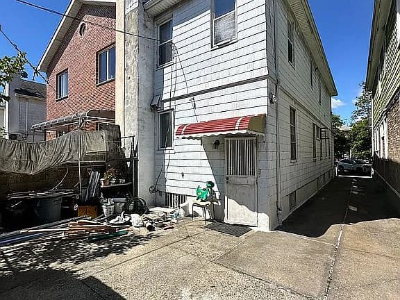 1627 W 7th St — exterior photo