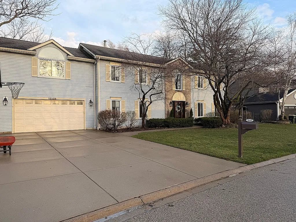 1049 Autumn Dr — exterior photo