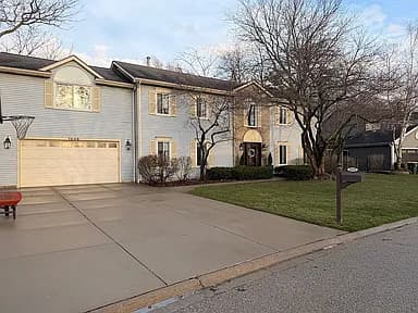 1049 Autumn Dr — exterior photo