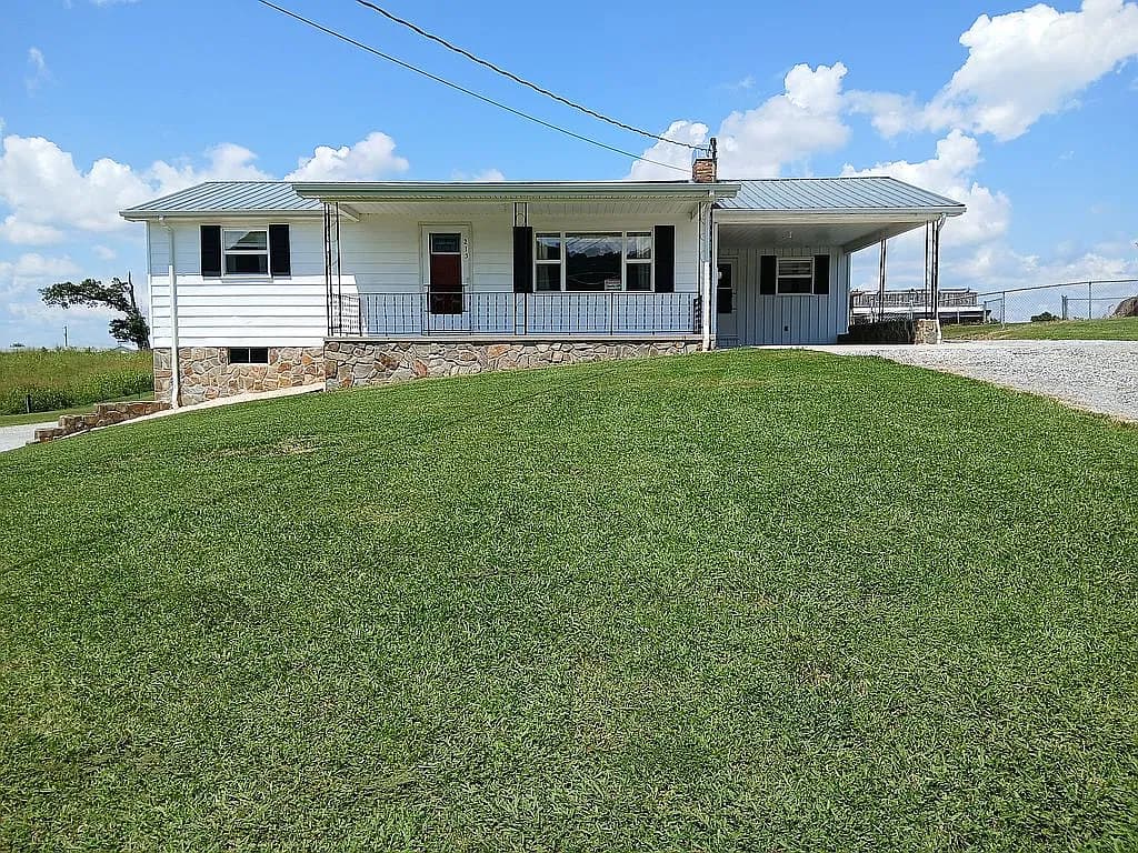 215 White Sands Rd — exterior photo