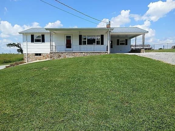 215 White Sands Rd — exterior photo