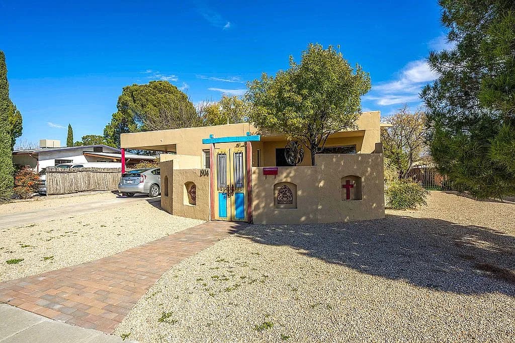 1904 La Jolla Ave — exterior photo