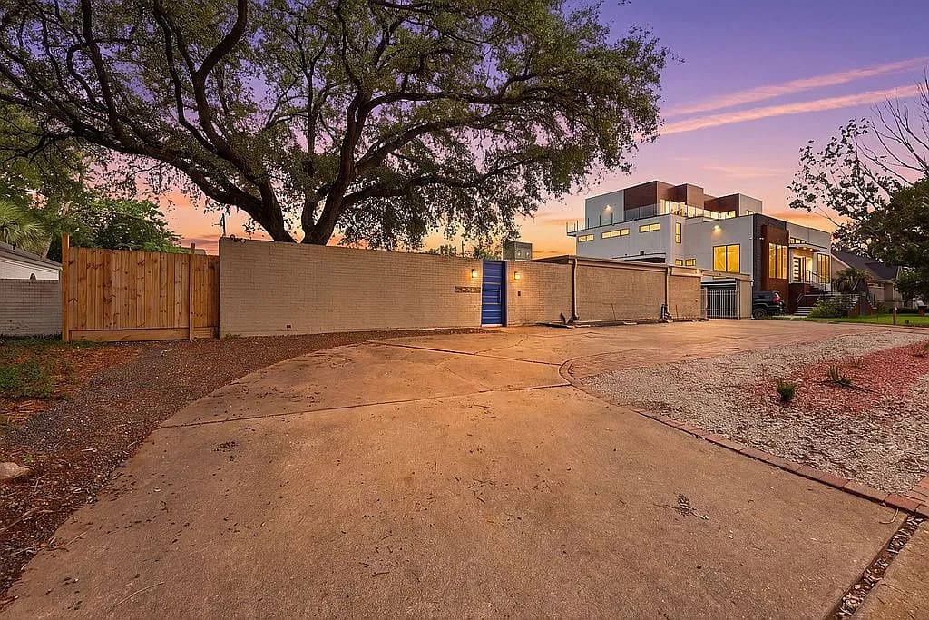 5323 S Braeswood Blvd — exterior photo