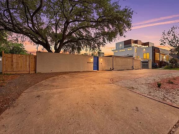 5323 S Braeswood Blvd — exterior photo
