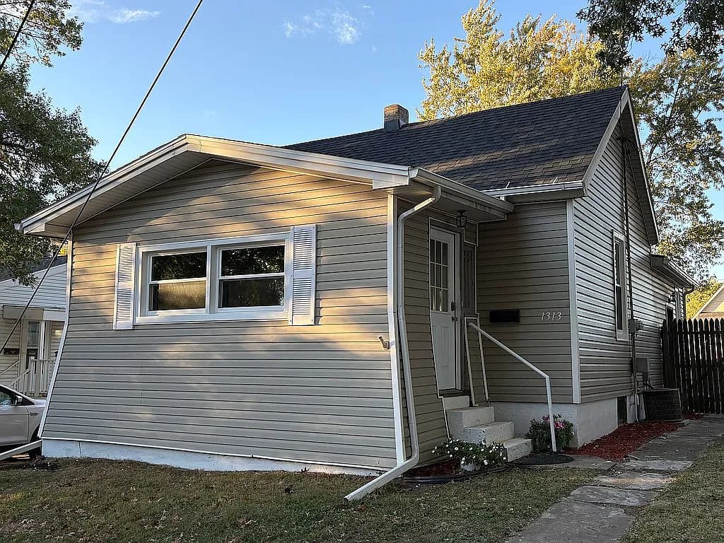1313 W Jackson St — exterior photo