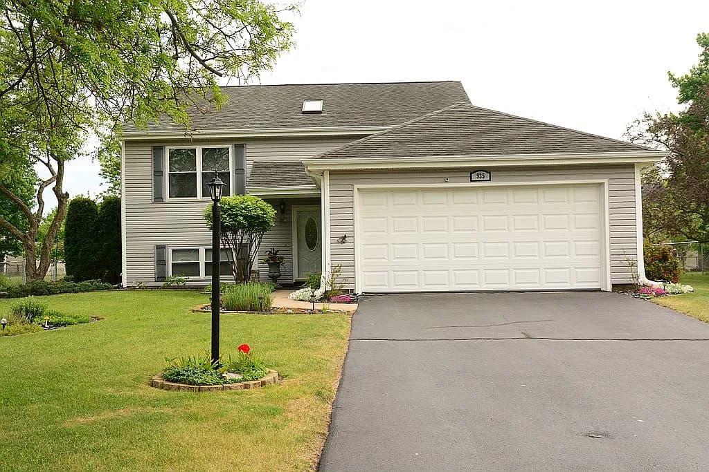 935 Revere Ln — exterior photo