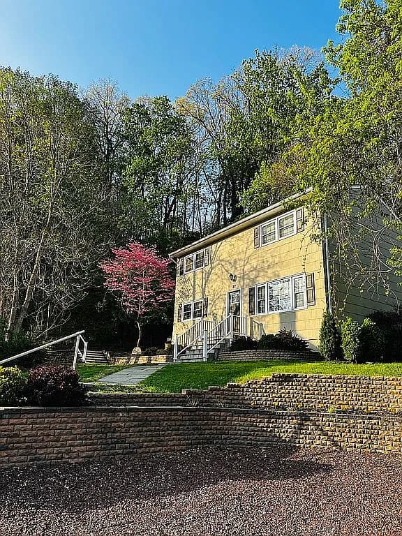 32 Church St — exterior photo