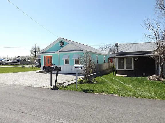 230 N Sackett Rd — exterior photo