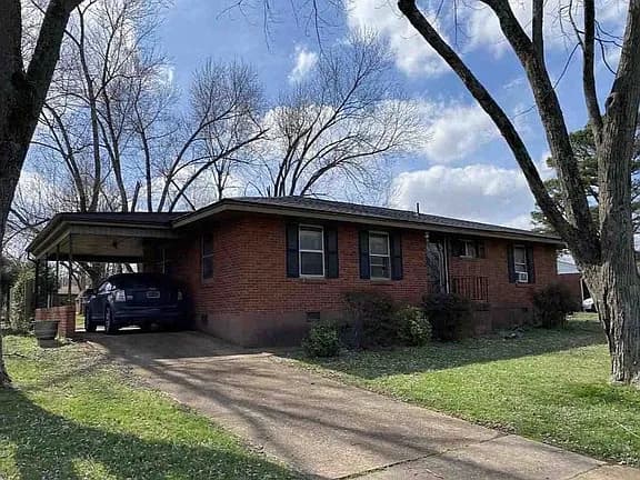 210 Park Ln — exterior photo