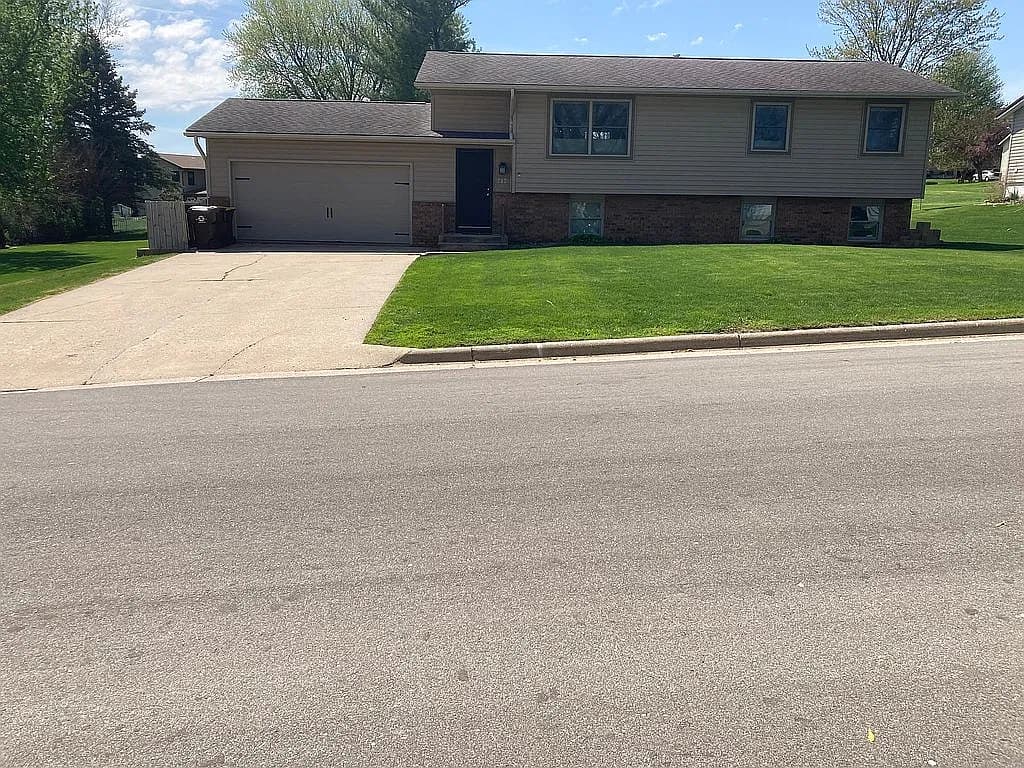 717 Country Club Dr — exterior photo