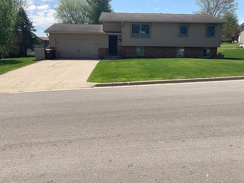 717 Country Club Dr — exterior photo