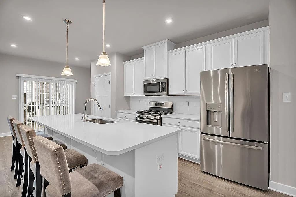 8 Kohlmyer Dr — exterior photo