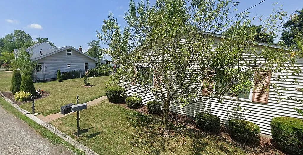 4617 Edgewater Dr — exterior photo