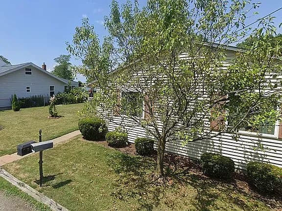 4617 Edgewater Dr — exterior photo