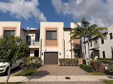 20592 NE 5th Pl — exterior photo