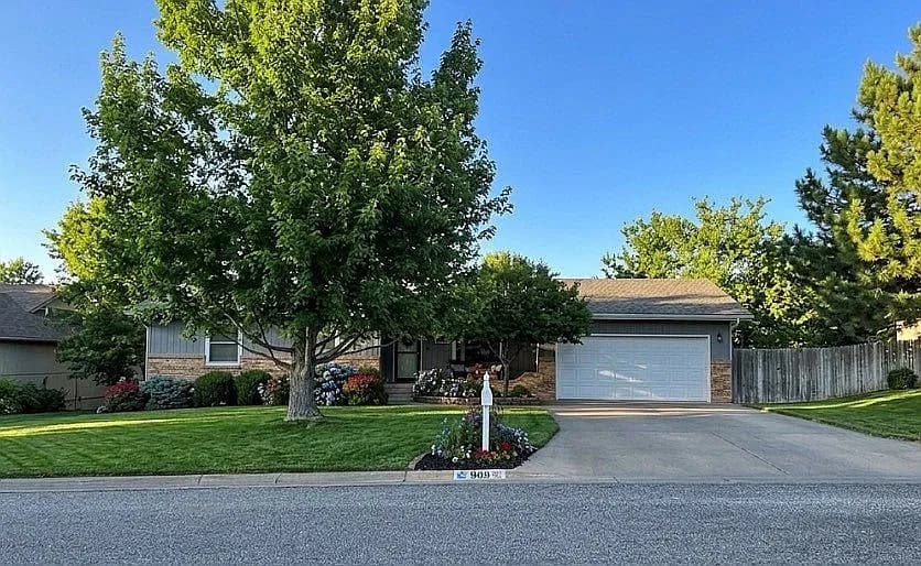 909 Marsha Ln — exterior photo