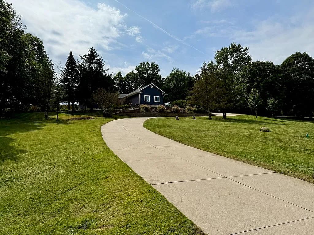 2698 Hidden Valley Trl NE — exterior photo