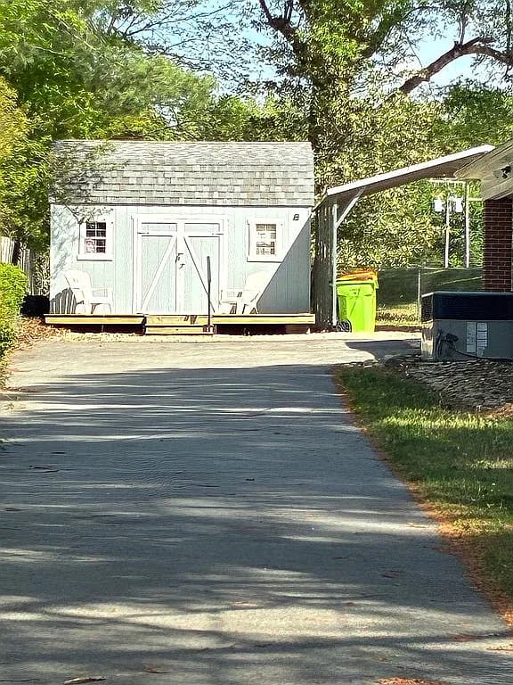 405 Mosby Ave — exterior photo