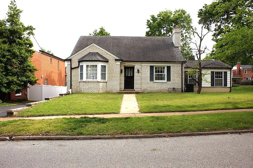 9402 Pine Ave — exterior photo