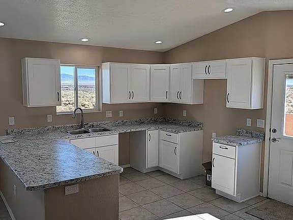 323 Sunrise Bluffs Dr — exterior photo