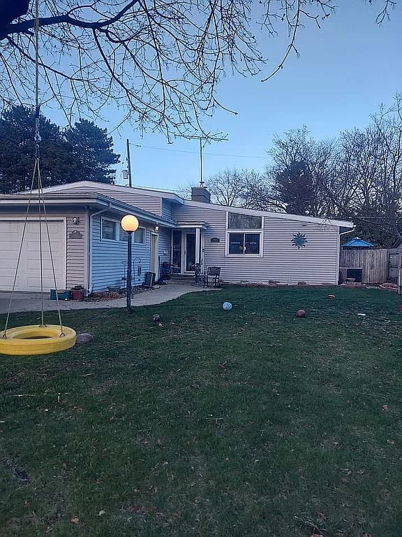 1112 Washburn Pl E — exterior photo