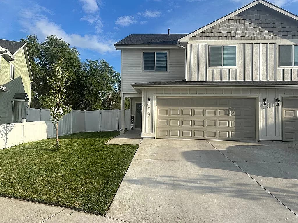 214 NE 3rd St — exterior photo