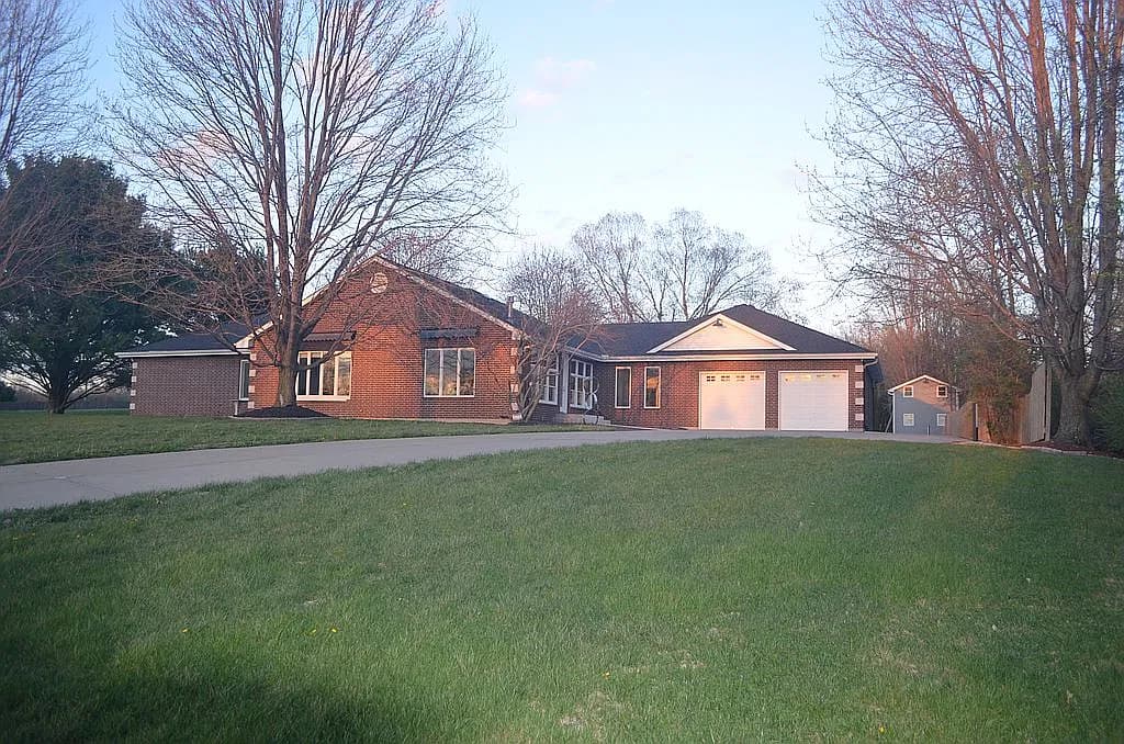 1601 Lynn Rd — exterior photo