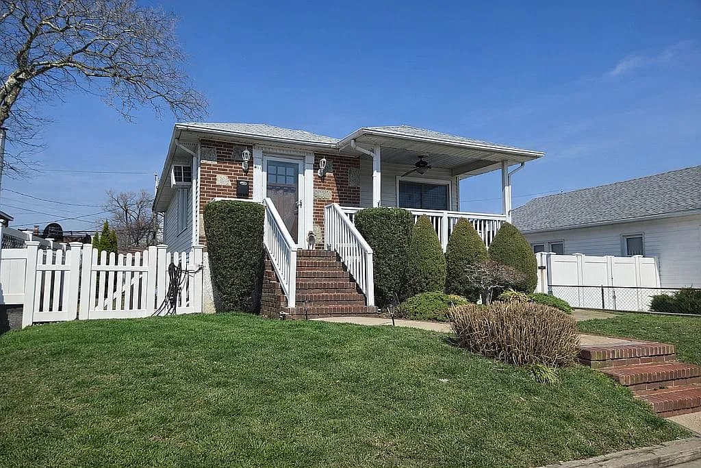411 E Fulton St — exterior photo