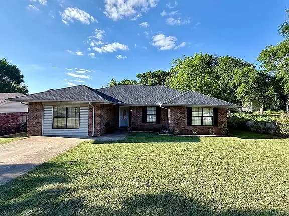 1102 W Atoka Ave — exterior photo