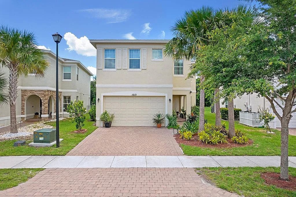 1513 NW Cataluna Cir — exterior photo