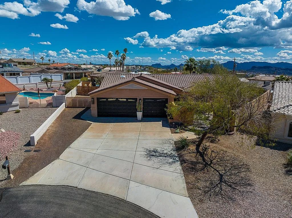 3920 Aloha Ln — exterior photo