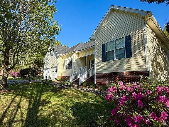 101 Maple St — exterior photo