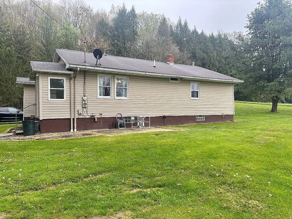 124 Thompson Rd — exterior photo