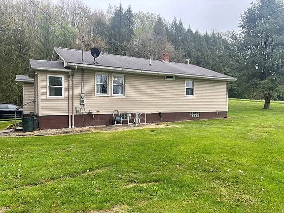 124 Thompson Rd — exterior photo