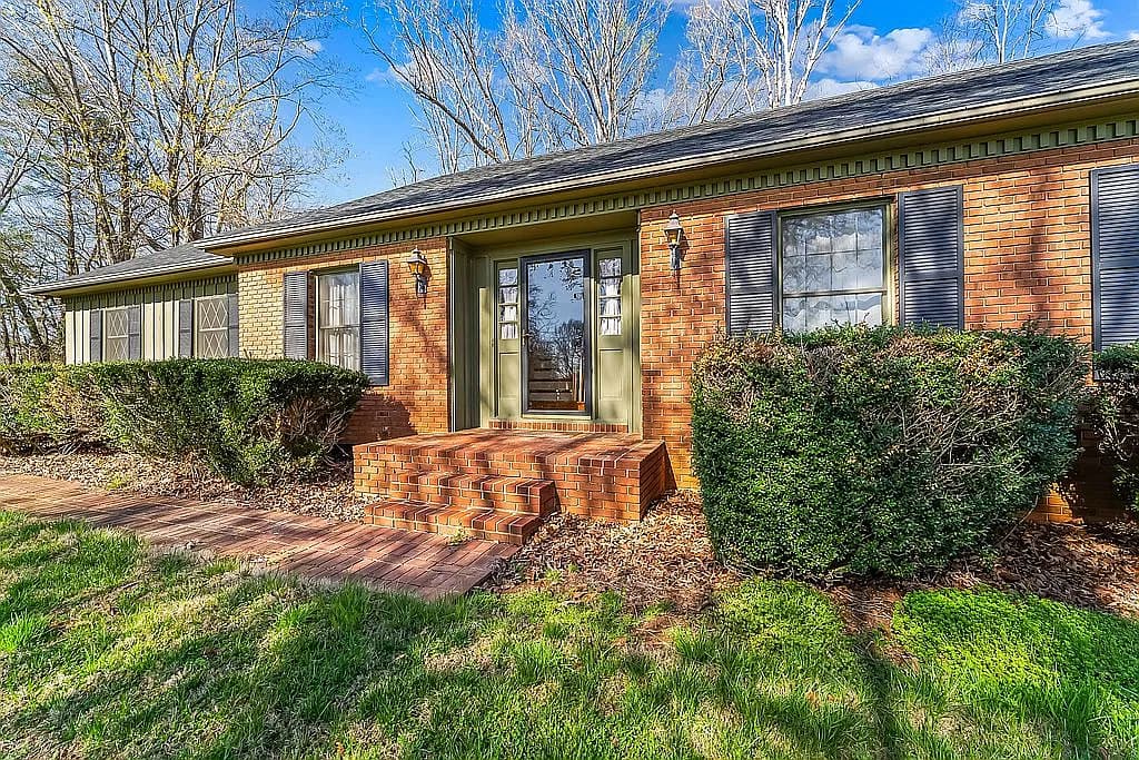 200 Camelot Dr — exterior photo